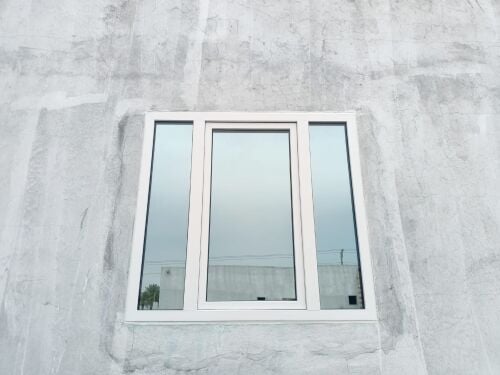 أعمال الألمنيوم والزجاج.