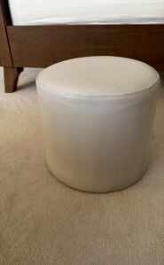 مقعد جلد ابيض دائري