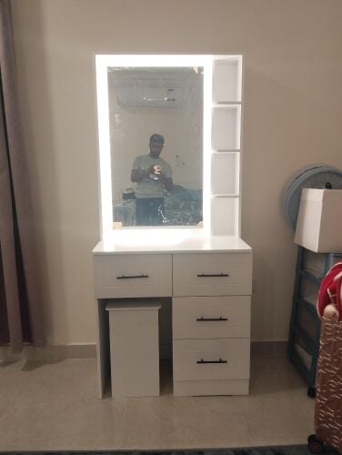 طاولة تزيين جديدة مزودة بإضاءة