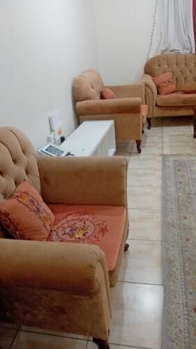 كنب فاخر مكون من خمس قطع