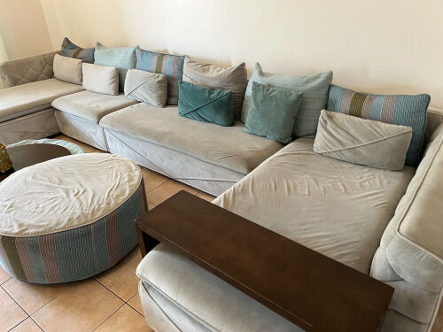 كنبايه كبيره مع طاولتين 