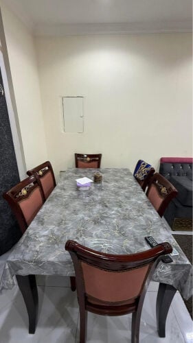 طاولة سفرة مع ٦ كراسي ب500