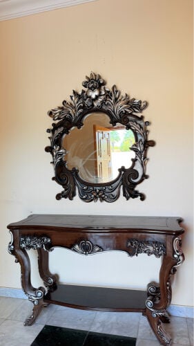 طاولة ومرأة فخمة