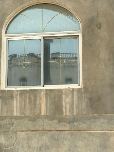 أعمال الألمنيوم والزجاج.