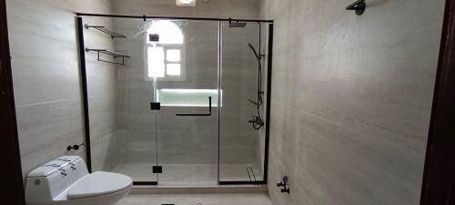 أعمال الألمنيوم والزجاج.