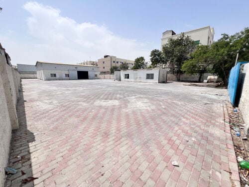 للايجار مخزن 2000 م