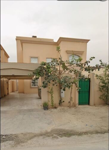 للبيع فيلا نظيفه في الرويس مؤجرة