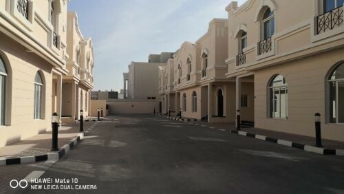 مجمع للايجار 9 فلل ام صلال علي