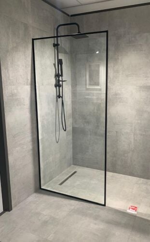 أعمال الألمنيوم والزجاج.