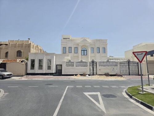 للبيع فيلا فاخرة بالدفنه