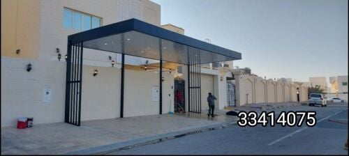 موقف سيارات مظلل عند غروب الشمس،