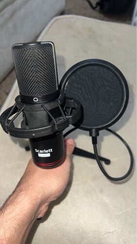ميكروفون ستوديو احترافي مع معداته