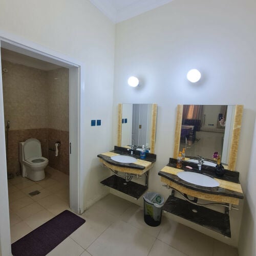 فيلا من طابقين وملحق