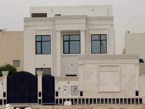 للبيع فيلا فاخرة بام صلال