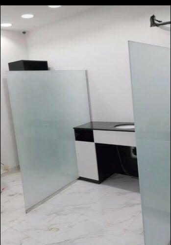 أعمال الألمنيوم والزجاج.