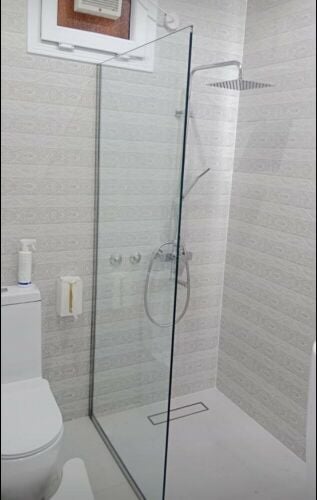 أعمال الألمنيوم والزجاج.