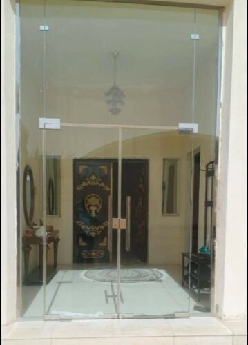 أعمال الألمنيوم والزجاج.