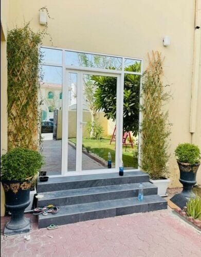 أعمال الألمنيوم والزجاج.