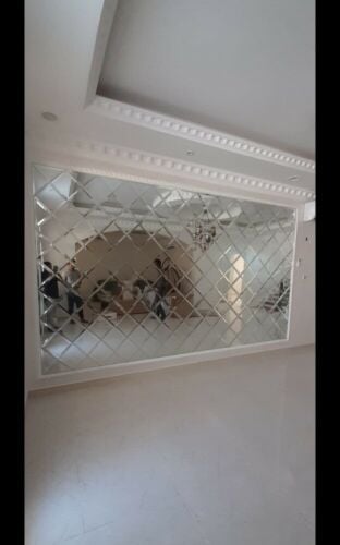 أعمال الألمنيوم والزجاج.