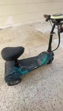 سكوتر كهربائي ثلاث عجلات.