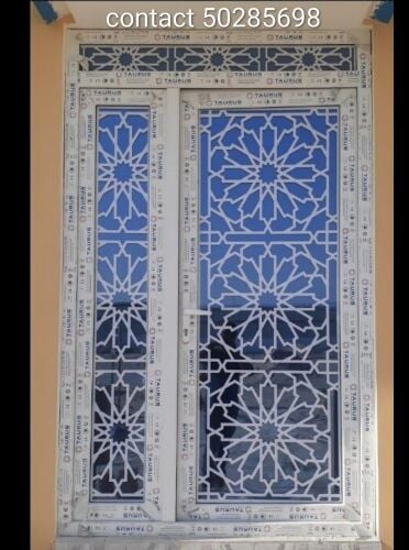 أعمال الألمنيوم والزجاج.