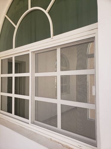 أعمال الألمنيوم والزجاج.