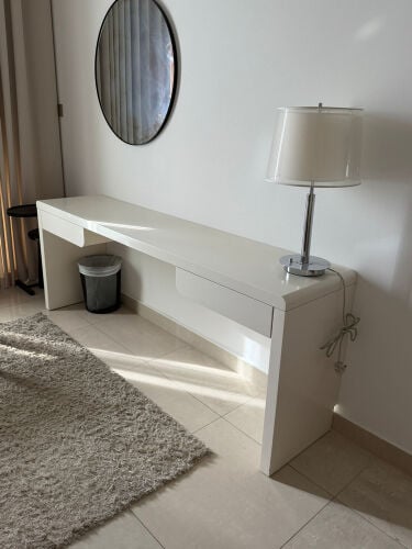 طاوله حديثه ونظيفه 