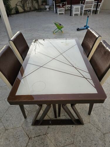 Dinning table for restaurant use