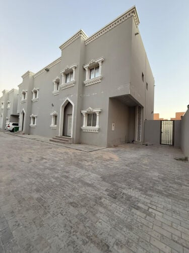 للبيع فلل داخل مجمع للمقيمين 