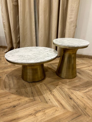 طاولة حديد ذهبيه بسطح رخامي 
