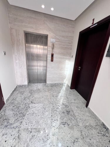 للبيع عمارة المطار جديد متاجرة