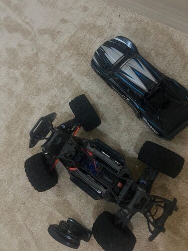 URGENT SALE  Traxxas xmaxx