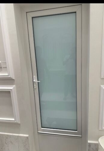 أعمال الألمنيوم والزجاج.