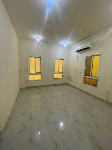 استوديو معيذر داخل مجمع مباشر 