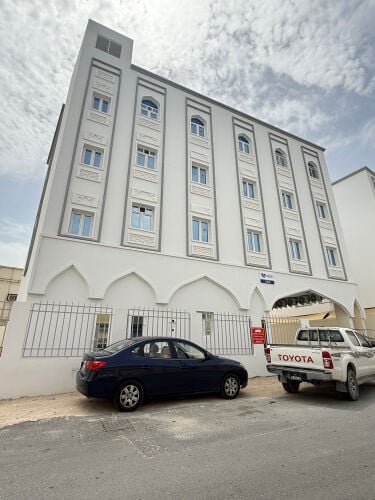 للبيع عماره جديده مؤجر فى المطار
