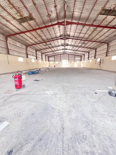 للايجار مخزن 1300 م