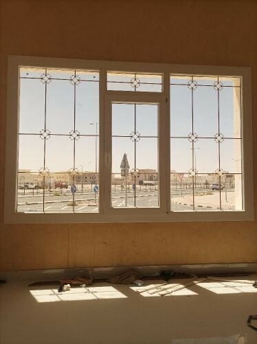 أعمال الألمنيوم والزجاج.