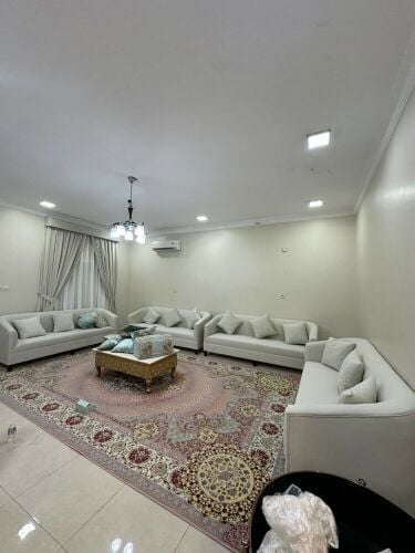 ستائر، سجاد، وأعمال الكنب متوفرة.