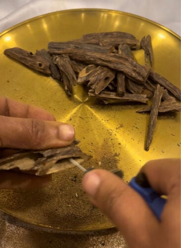 تنظيف خشب العود 