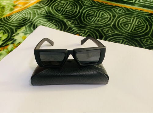 نظارات شمسية سوداء مع حافظة