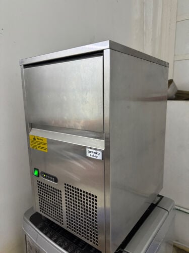 صانع الثلج كيوب