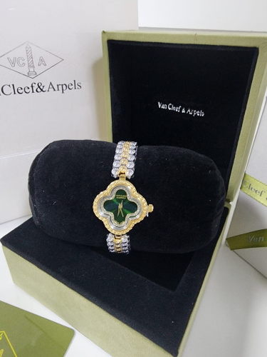 ساعة نسائيه فإن كليف