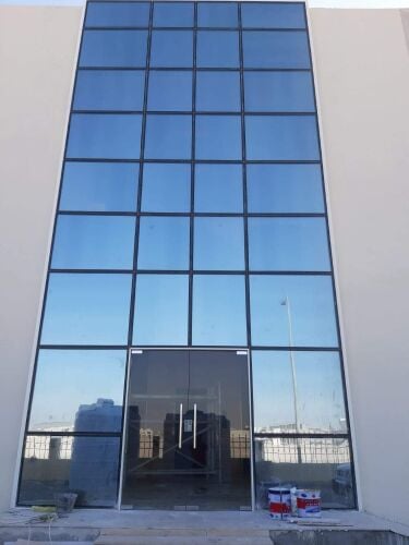 أعمال الألمنيوم والزجاج.