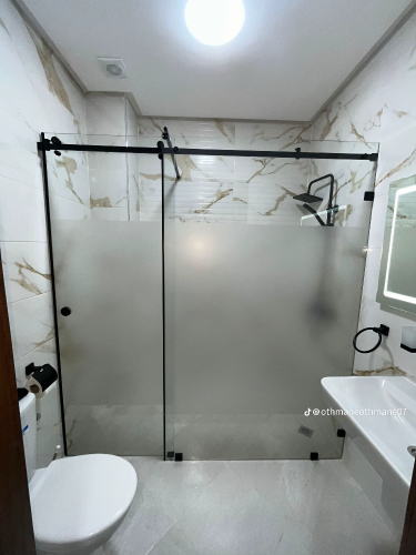 أعمال الألمنيوم والزجاج.