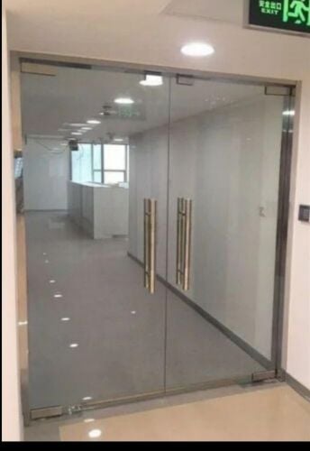 أعمال الألمنيوم والزجاج.