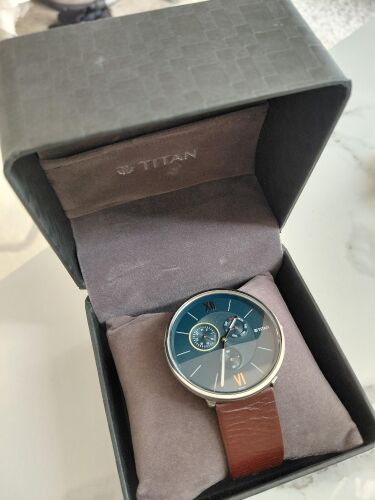 ساعة تايتان بجميع التفاصيل