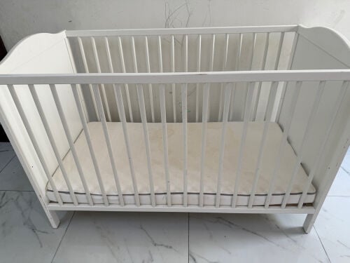 سرير طفل مع الفراش شبه جديد