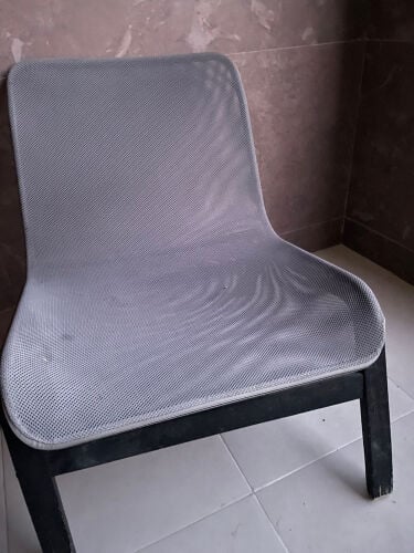 كرسي حديد بحالة جيدة مجانا 