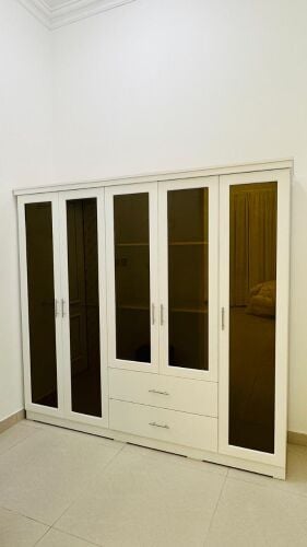 خزانة زجاجية مزودة بإضاءة داخلية.