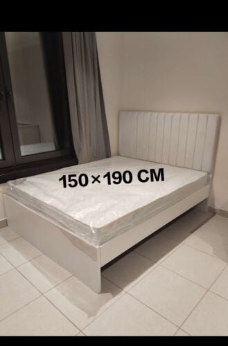 سرير مع فرش